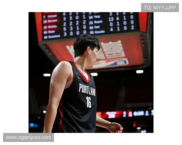 NBA杨瀚森助队员轻松得分 如大脑化身荧幕指挥家