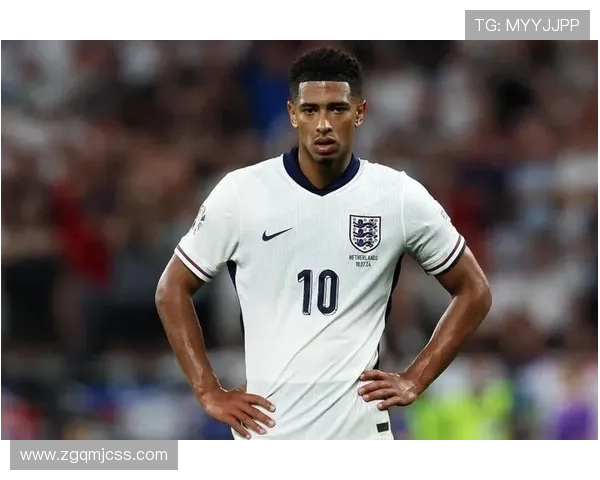 多特高层与球员赛后安慰小贝林厄姆因解围失误致拜仁进球